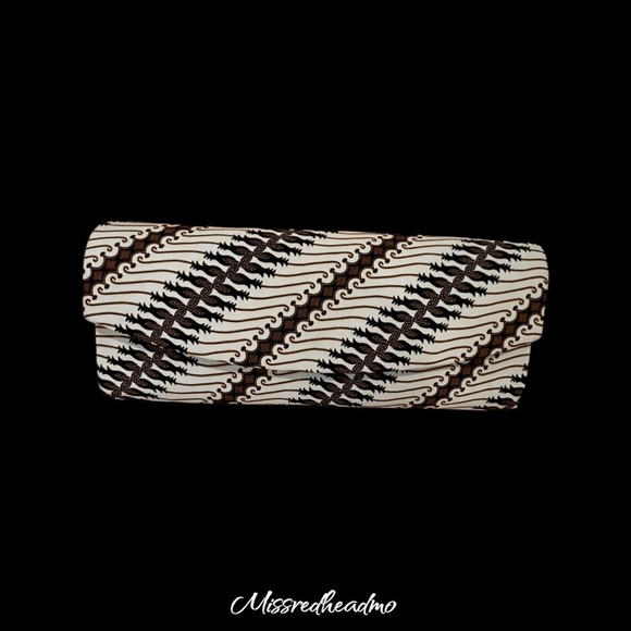 Stylish Black and White Clutch - Picture 1 of 4
